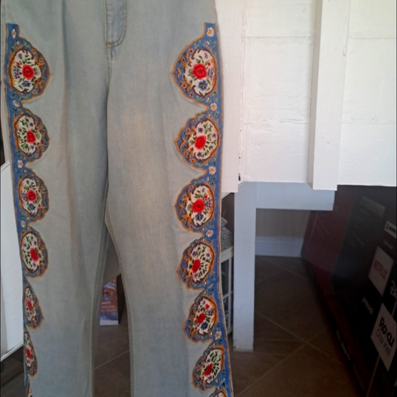 Alice&Olivia Kayleigh Bell High Rise Jean sz28 Excellent - Picture 1 of 10